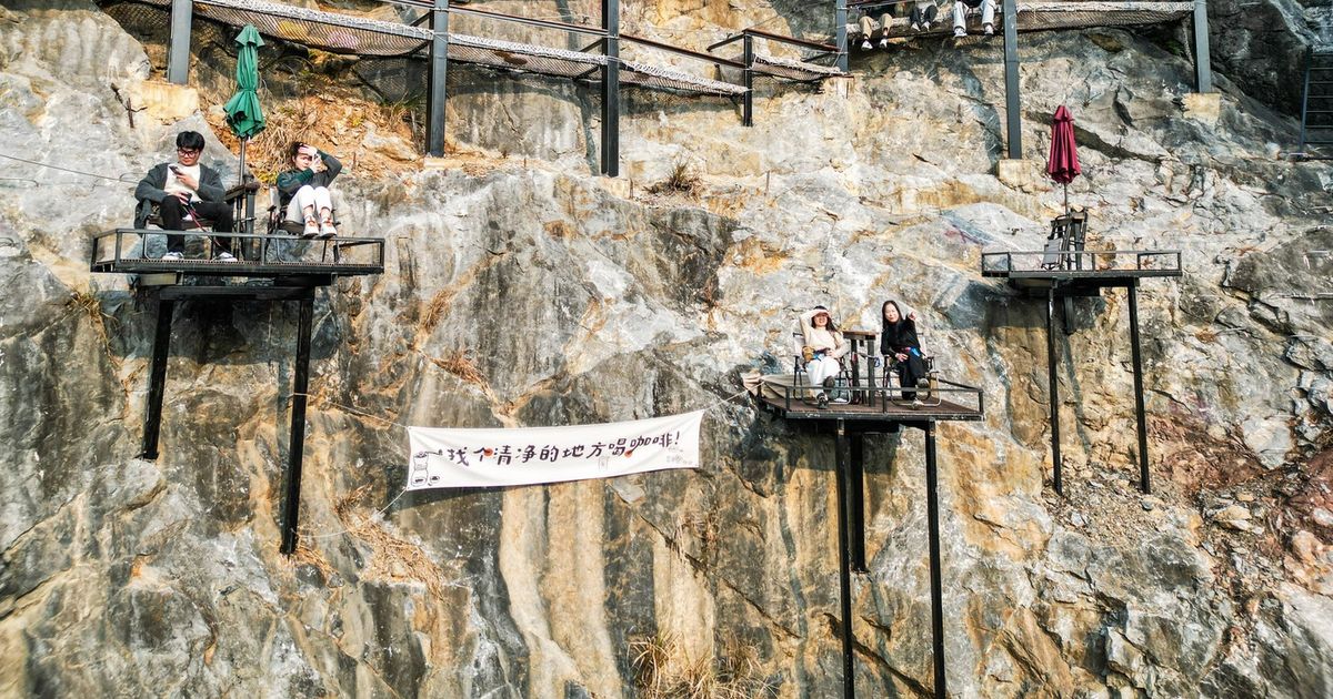 The Most Extreme Cafe in the World Becomes a Phenomenon: See Where People Drink Coffee!