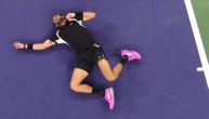 Jezive scene: Poznati teniser posle poslednjeg poena pao na beton i ostao nepomičan, protivnik bez sažaljenja