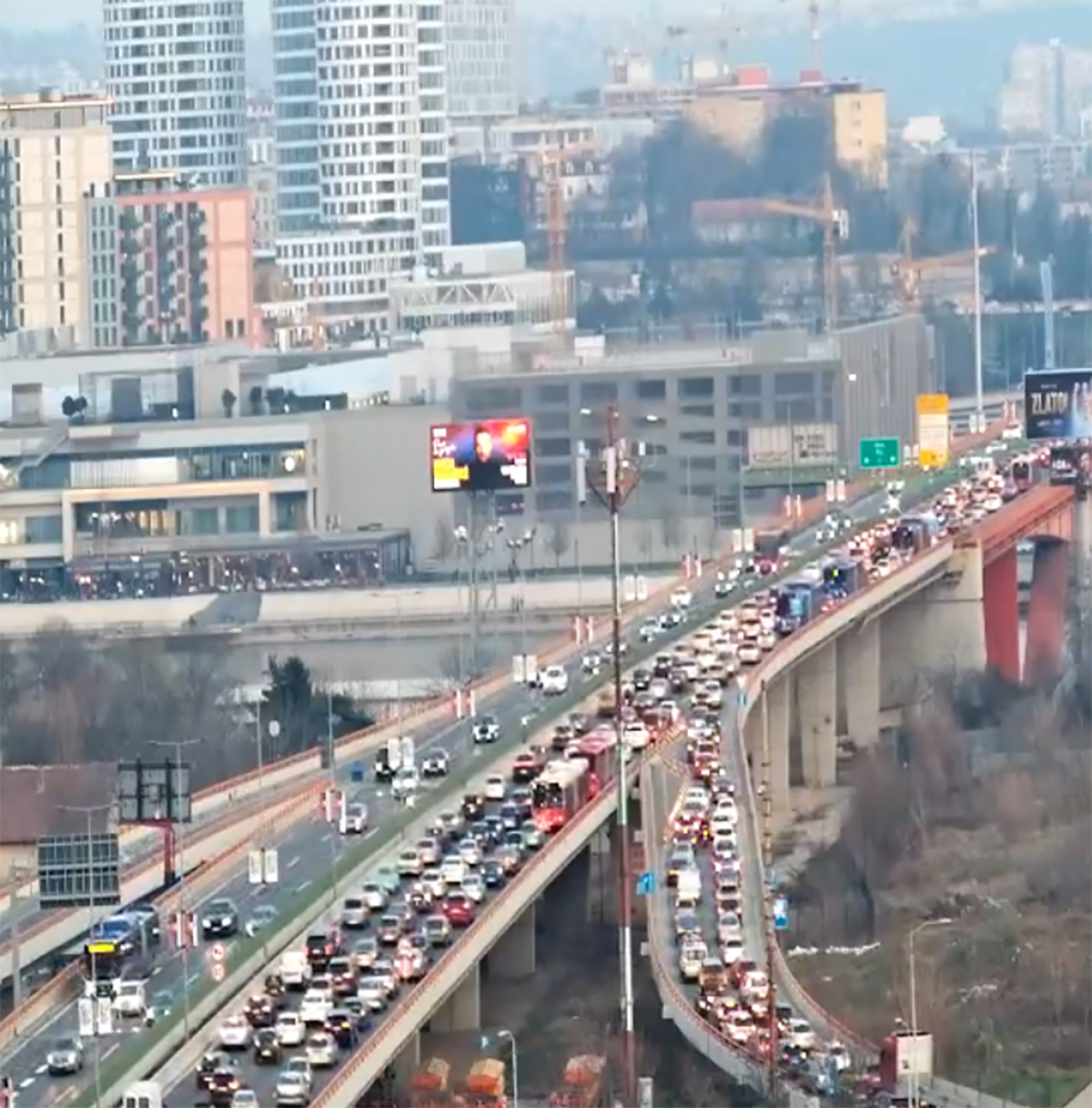 Neviđeni kolaps u Beogradu: Vozila mile, prave se kolone, a na ovom mostu je totalni haos