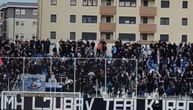 Brutalna međusobna tuča navijača Novog Pazara: Sevali kaiševi i pesnice, stampedo na tribinama, opšti haos!