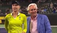 Skandal na dodeli trofeja: Moćnik dodirivao šampionku Australijan opena, evo šta je uradila