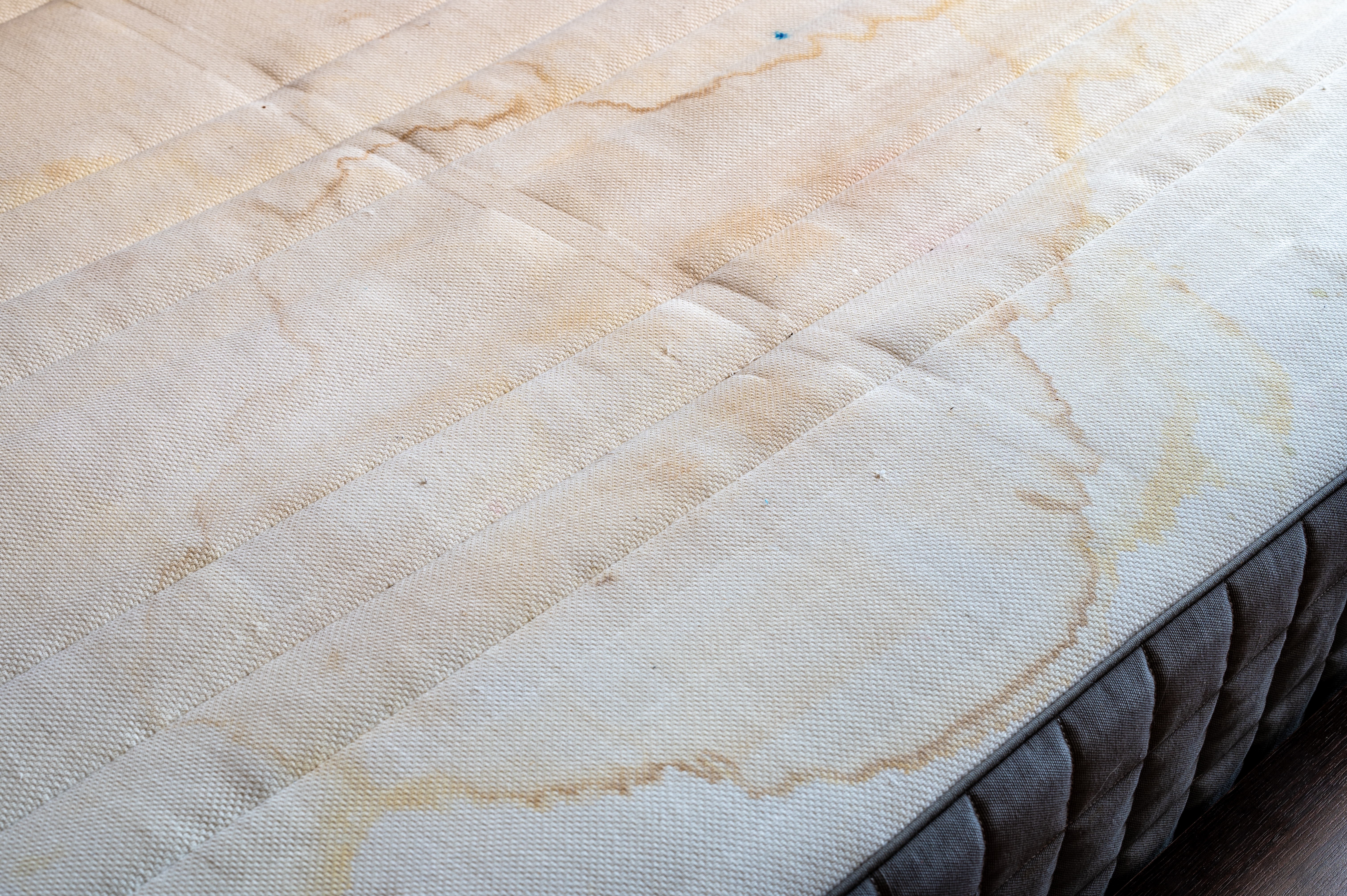 Dušek vam je prljav i to direktno utiče na vaš san, evo kako da ga očistite kako treba