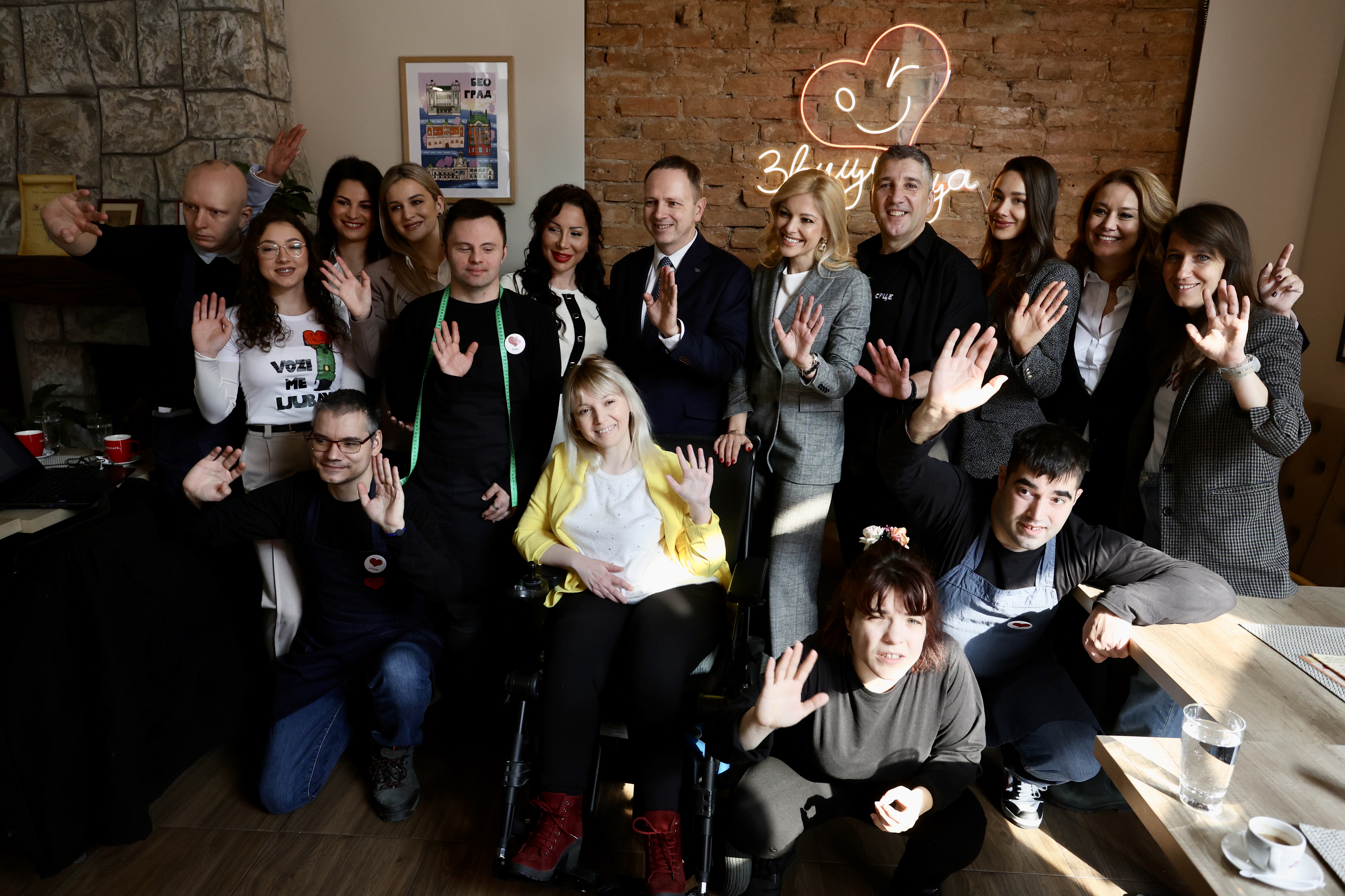 Saradnja Er Srbije i Dečjeg srca: Uniforme stjuardesa pretvaraju se u odeću za pse i laptop torbe