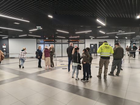 Aerodrom Nikola Tesla Beograd, ljudi, čekanje