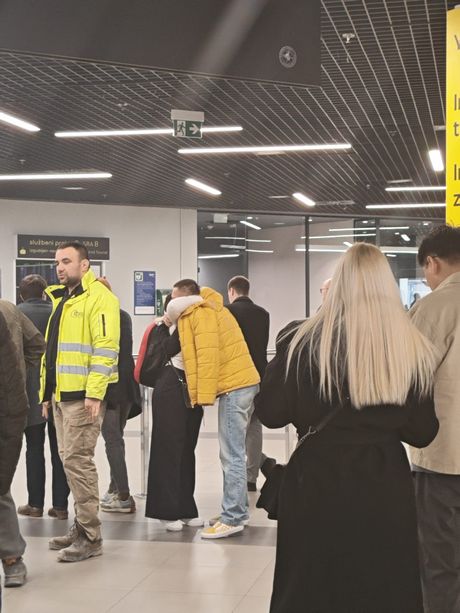 Aerodrom Nikola Tesla Beograd, ljudi, čekanje