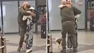 Najjači zagrljaj na svetu! Lavina emocija na aerodromu: Ljudi čekaju svoje voljene koji dolaze iz ratne zone