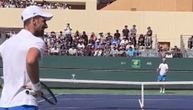 Devojka na treningu pitala Novaka da je oženi: Odgovor drugog navijača sa tribina pošteno nasmejao Đokovića