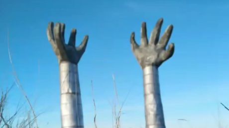 Skulptura "Drži me za ruku" u Bukovcu, autor: Dušan Savković