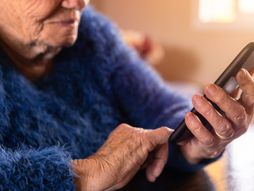 Starija zena, baka, i telefon