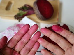 cvekla, crveni prsti