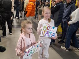 Ina i Nikolina čekaju tatu iz Dubaija