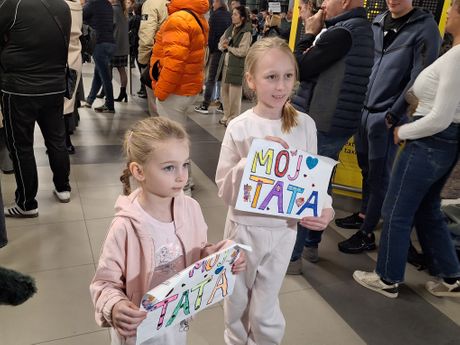 Ina i Nikolina čekaju tatu iz Dubaija