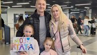 Najemotivnija scena na aerodromu nakon evakuacije iz Dubaija: Tina i Nikolina skočile tati u zagrljaj
