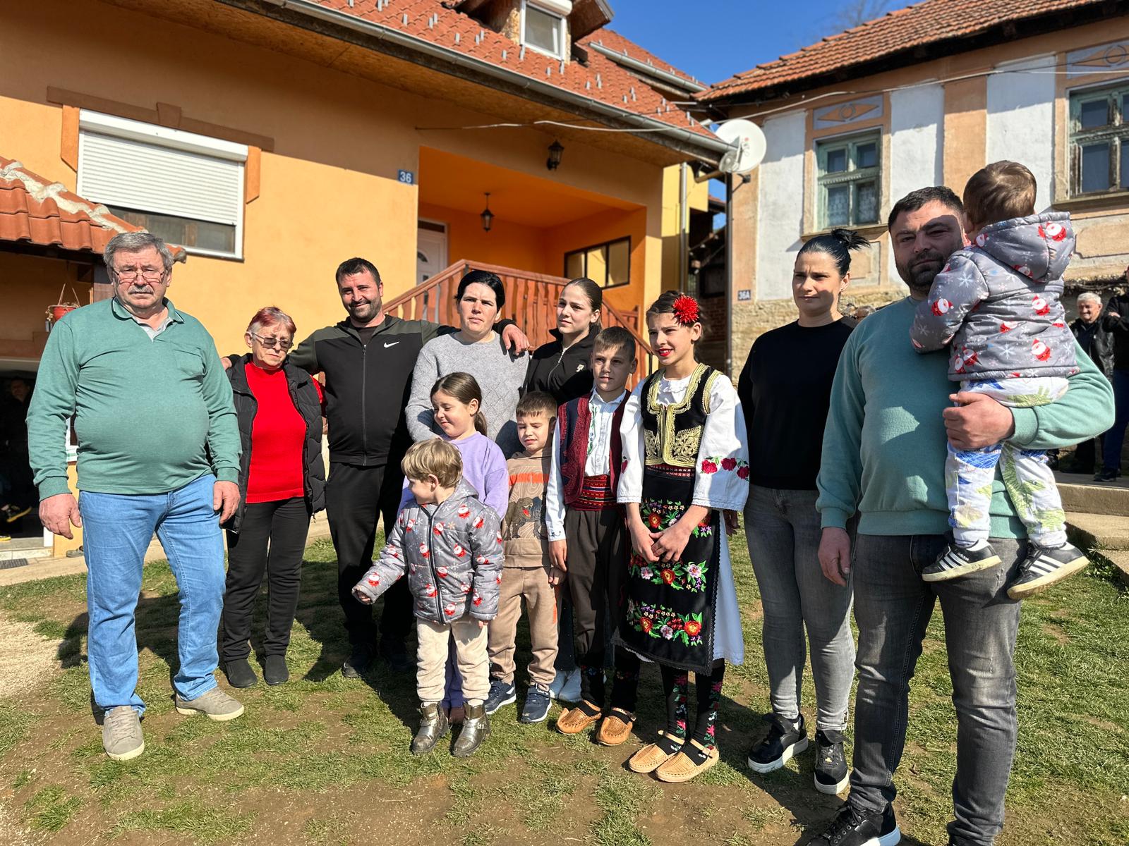 Braća Srđan i Dejan ostali na dedovini u Viči: Pod krovom sedmoro mališana, u štalama preko 100 grla stoke