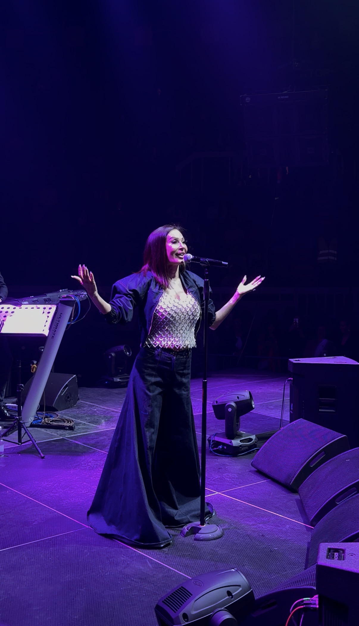 Au, Cecu ovakvu nikada niste videli: Izašla na scenu golog stomaka, pa napravila lom u Loznici