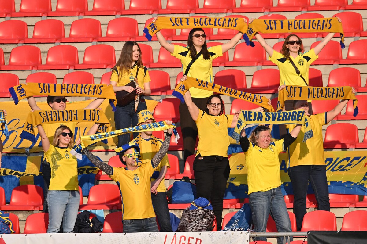 Neverovatna fotografija sa fudbalske utakmice u Srbiji: "Nežni huligani" došli na tribine i oduševili sve