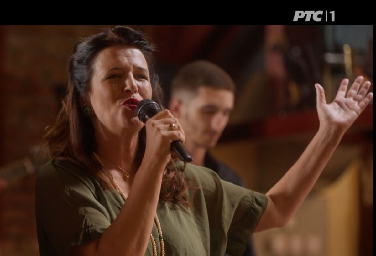 Nela Mihailović je u seriji "Izvor" zapevala čuvenu pesmu, koju u originalu izvodi legendarna pevačica