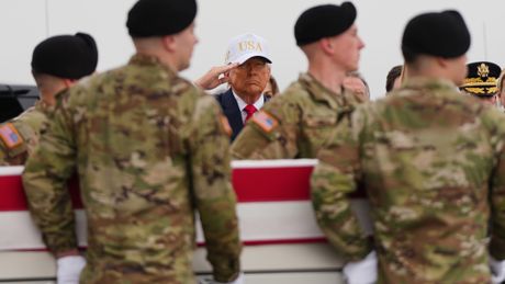 Donald Tramp sa članovima porodica dočekao tela američkih vojnika poginulih na Bliskom istoku