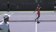 Sabalenka prekinula trening Ðokovića: Manekenski prošetala, Novak je gađao lopticom uz smeh!