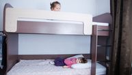 CURICA OGROMNOG SRCA! Reakcija devojčice koja je pala na brata s kreveta na sprat izazvala milione reakcija