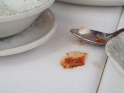 fleka, stolnjak, fleka na stolnjaku, trpezarija