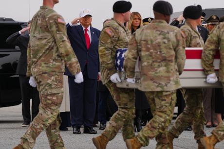 Donald Tramp, Melanija Tramp, sa članovima porodica dočekao tela američkih vojnika poginulih na Bliskom istoku