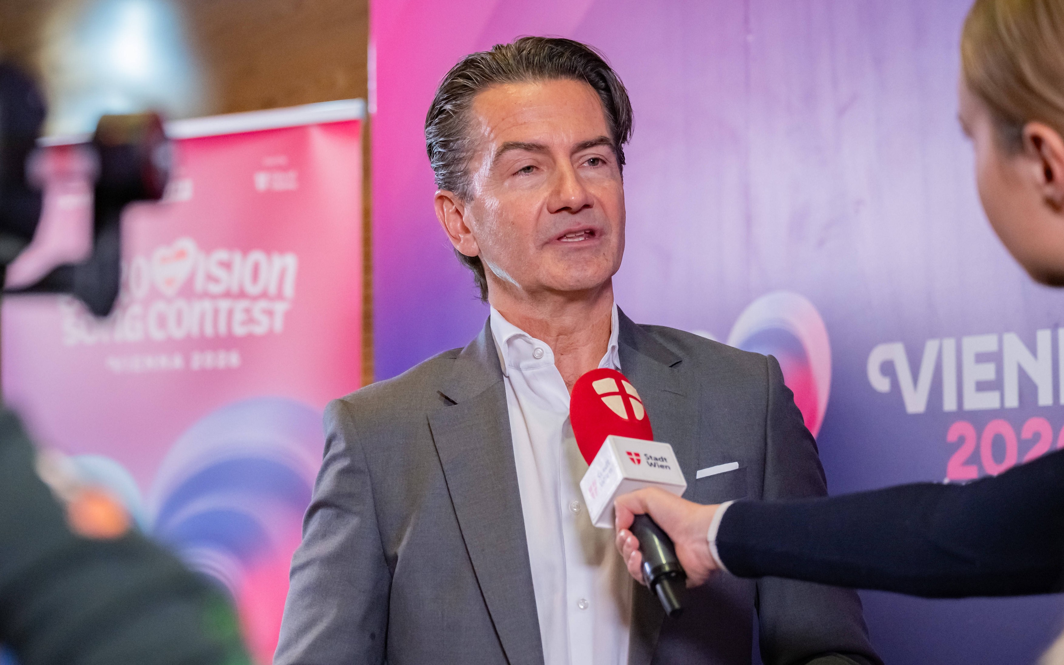 Glavni čovek Evrovizije 2026 optužen za zlostavljanje! Odmah podneo ostavku, haos u Austriji