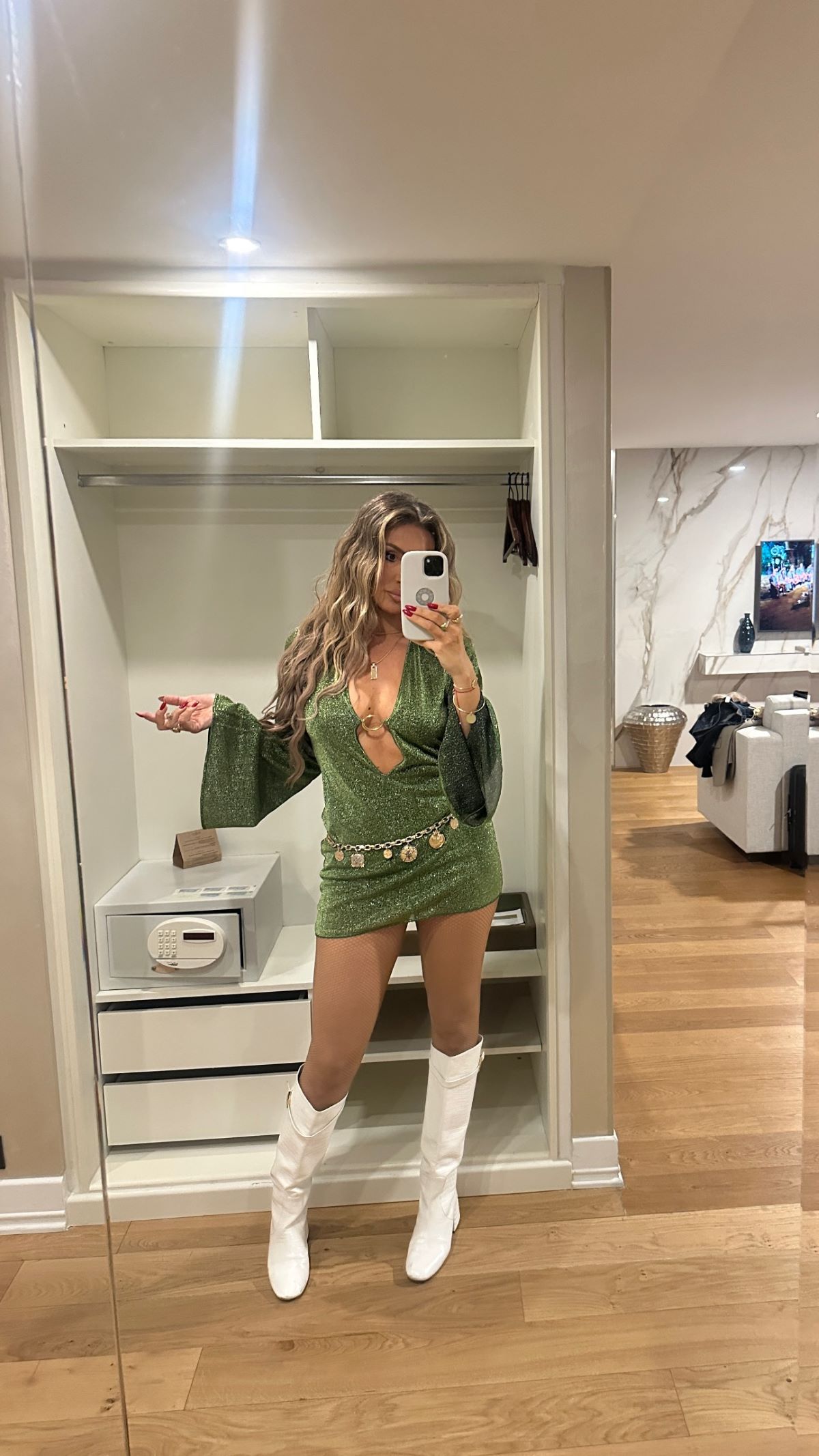 Gola Senidina slika napravila haos na mrežama: Isplivala intima treperke iz tuš kabine