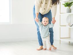 hodanje, beba, prohodavanje, majka i beba, mama i beba, mama