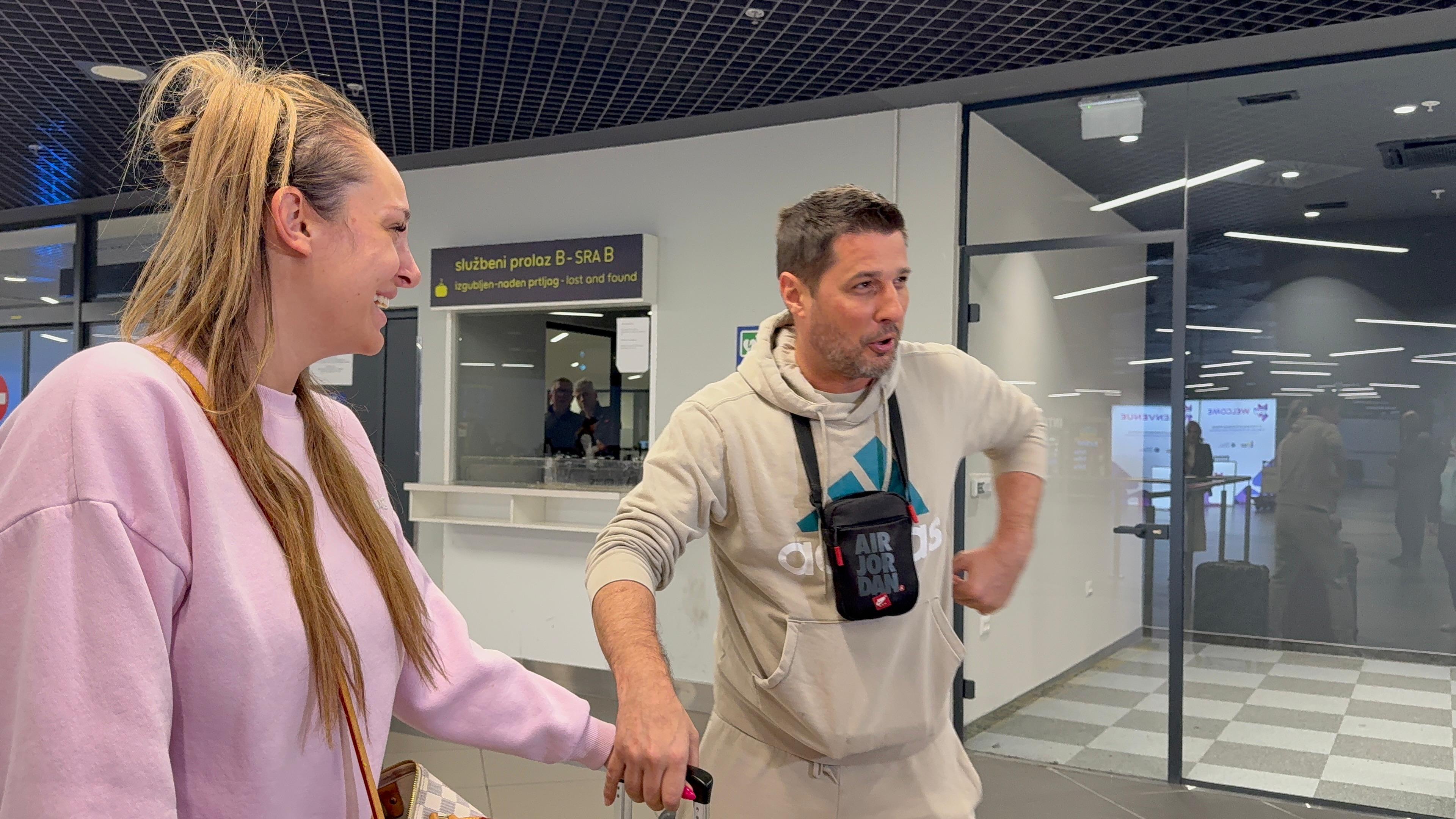 Luna i Marko sleteli u Beograd: Iscrpljeni, ona bez trunke šminke, Miljković se srušio usred aerodroma