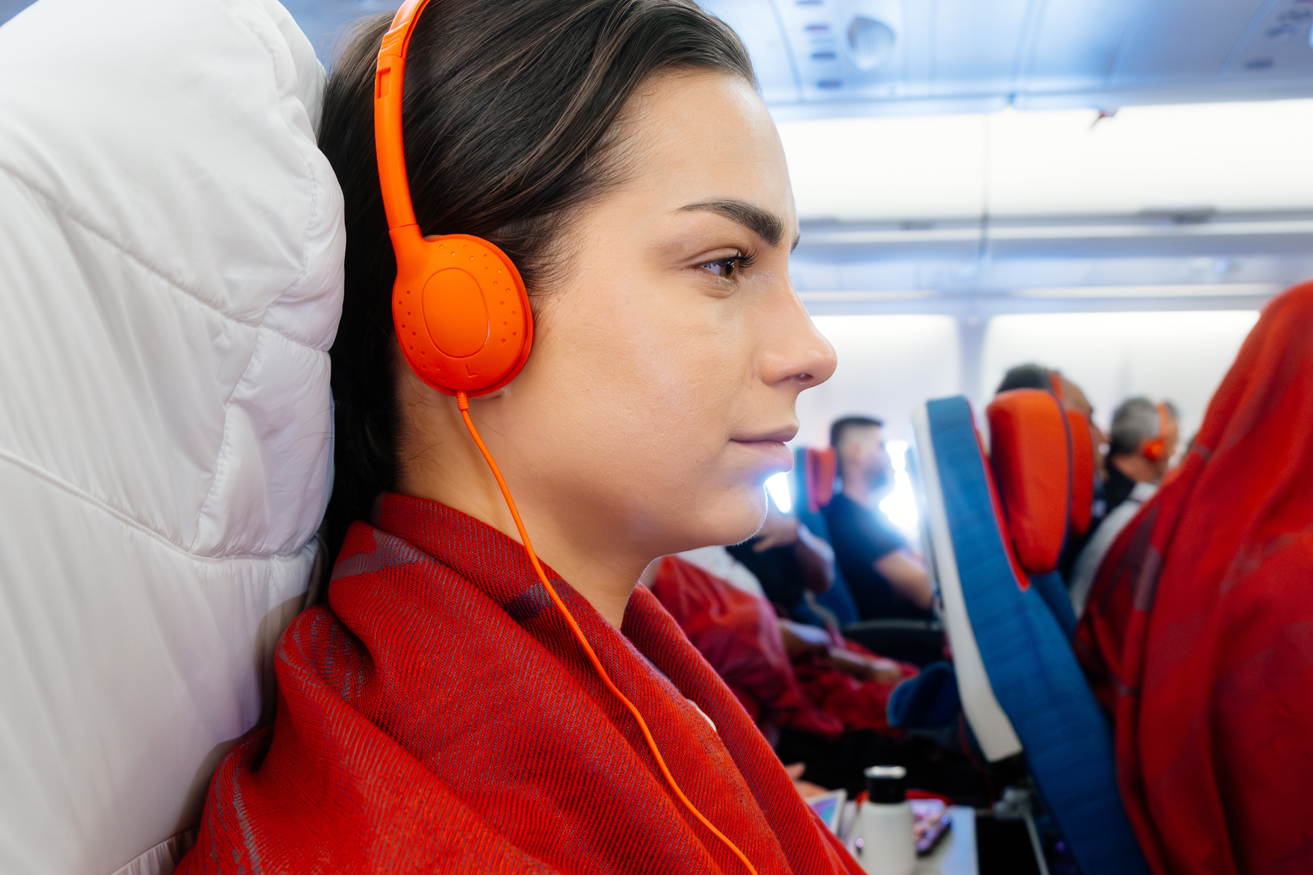 Nova pravila u avionima čuvene kompanije: Ko ne koristi slušalice, može biti UDALJEN SA LETA