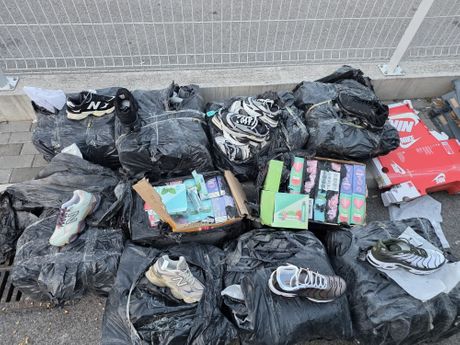 Patike i elektronske cigarete u tovaru kukuruza