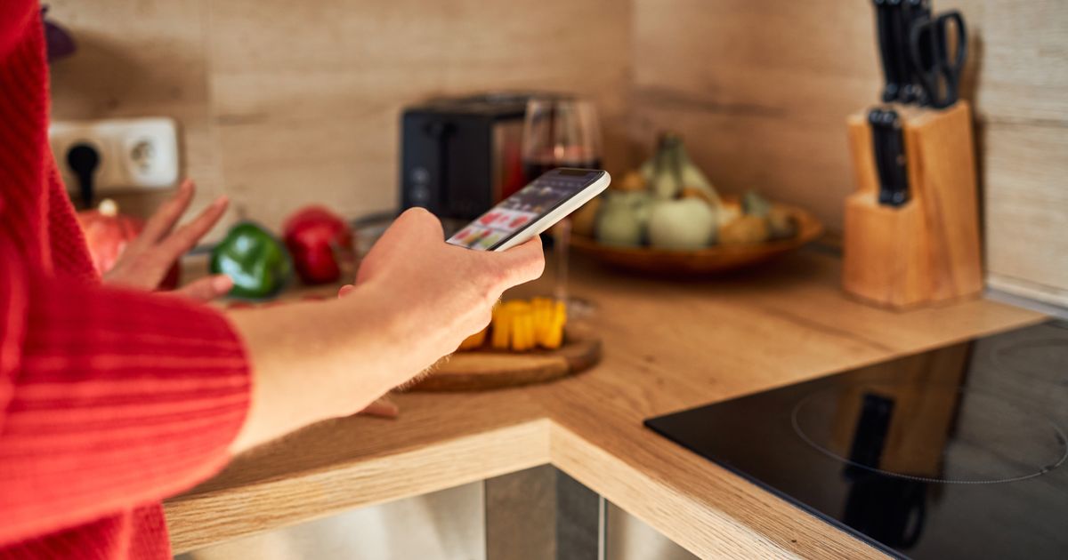 The Mistake We All Make in the Kitchen: How You Unknowingly Destroy Your Phone