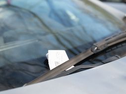 Poruka ispod brisača, auto