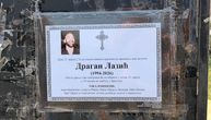 Umrlica Dragana Lazića postavljena na kapiju, na njoj bolna poruka najdražih: Evo kada i gde će biti sahranjen