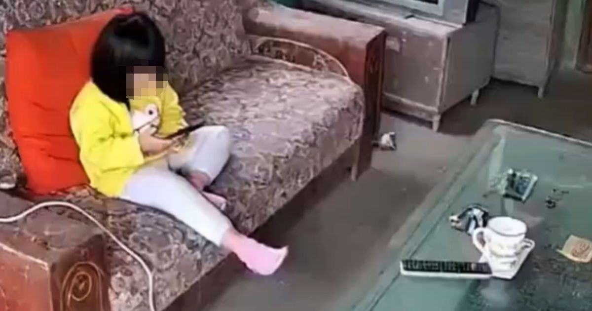 SCARY VIDEO Girl's phone exploded in her hands: People watched in shock, cracking sound heard