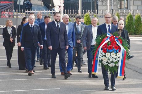 VLADA VENCI ĐINĐIĆ MACUT