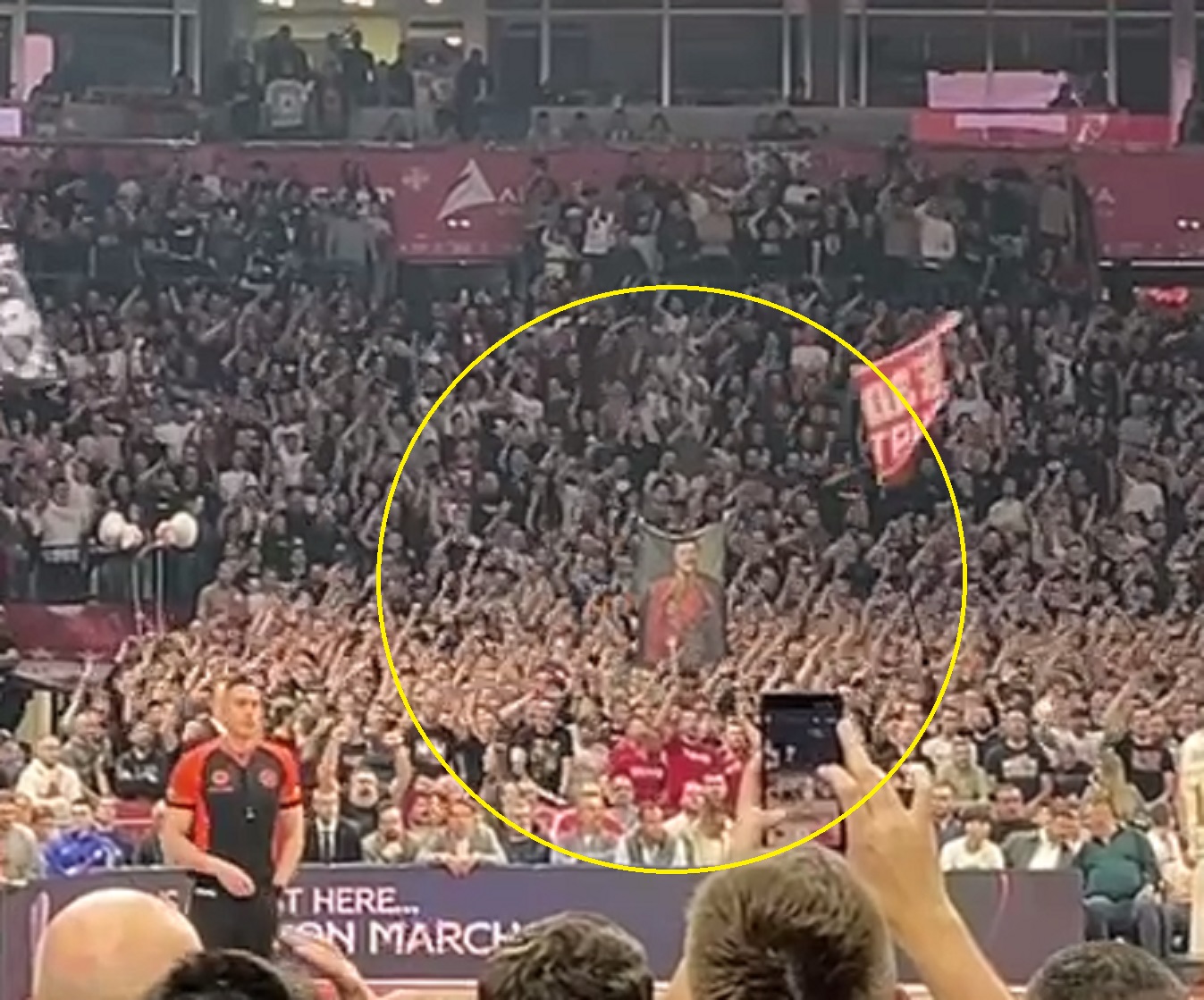 Delije uz Karađorđa vode navijanje protiv Fenerbahčea: Pojavio se transparent nasred severne tribine