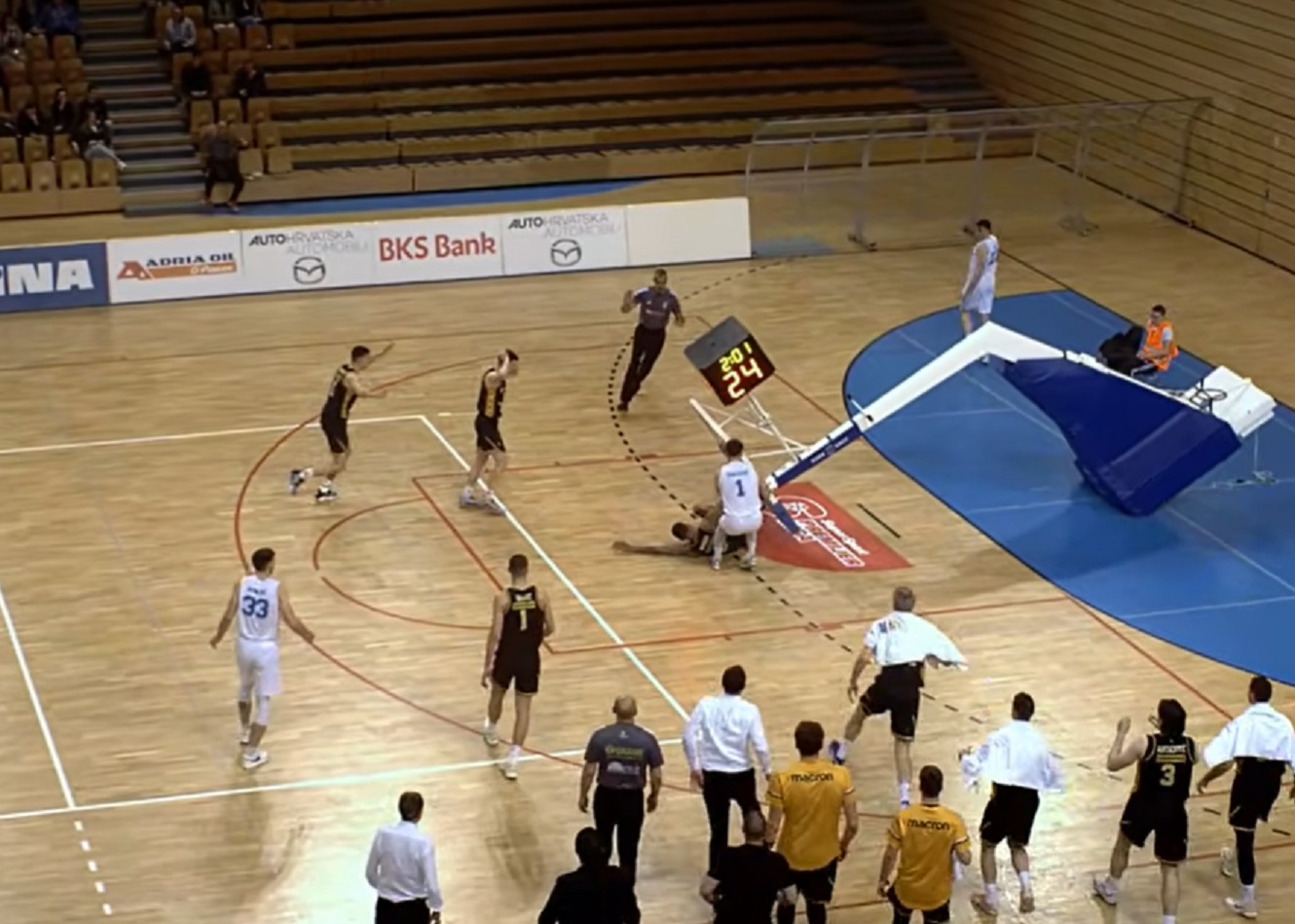 Neverovatna scena u Hrvatskoj: Prekinuta utakmica, igrač Splita srušio konstrukciju koša!