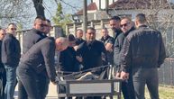 Sahranjuju brata Darka Lazića, dovezli kolica u kojima će izneti sanduk, pevač jeca: "Nemojte, molim vas"