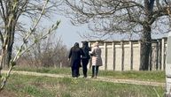 Draganovu udovicu izveli iz dvorišta, prdržavaju je, ona jedva hoda! Stala na mesto s kojeg gleda groblje