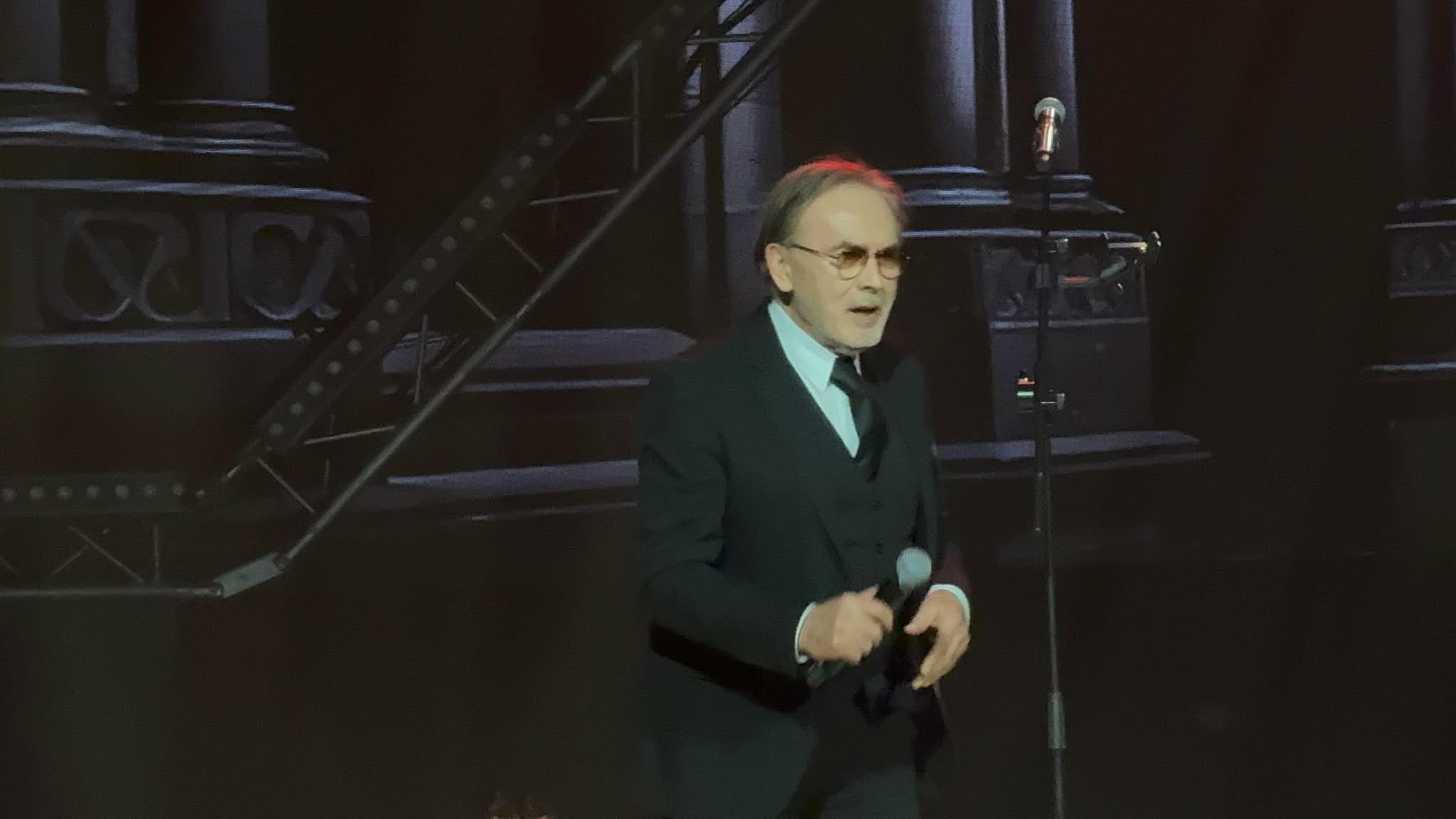 Nestao je sa scene pre tri decenije, a pevao je jedan od najvećih hitova: Ovako danas izgleda legendarni pevač