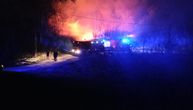 Poznato šta gori na Savskom nasipu: Jak vetar otežava gašenje, odjekuju i detonacije, velika drama