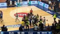 Haos u Podgorici: Tuča košarkaša Budućnosti i Kluža, završili u stolicama, uletelo i obezbeđenje