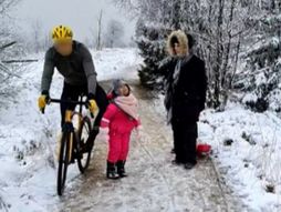 Biciklista obara dete