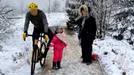 Biciklista obara dete