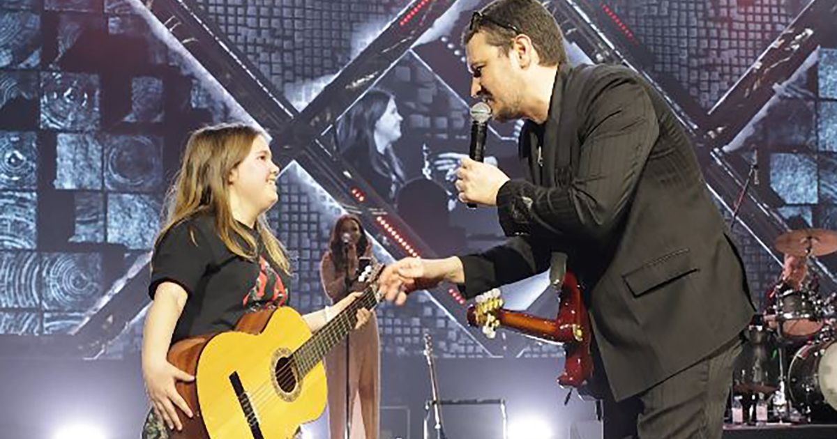 Gesture that thrilled Sava Centar! Miloš Vuksanović gifted a guitar to a girl from the audience, emotions exploded