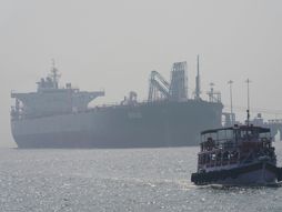 Ormuski moreuz, brod, tanker