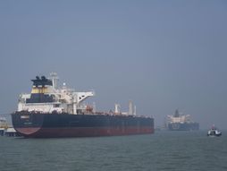 Ormuski moreuz, brod, tanker