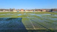 Skandal u okolini Beograda: Huligani upali na teren, upalili prskalice i potopili ga
